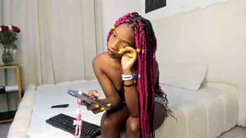 Snapshot of bella_thequeen chatting on June 26, 3:00 am Bella sweetpea online show from June 26, 3:00 am