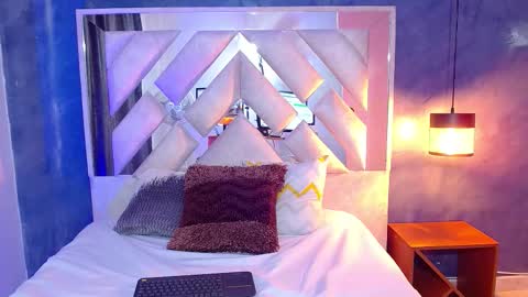 bella_volup online show from December 3, 5:11 pm