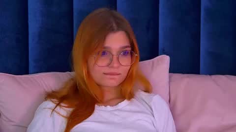 Snapshot of bellamarebelle chatting on October 17, 5:10 am BellaMarebelle online show from October 17, 5:10 am