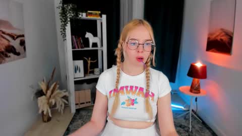 Snapshot of bellamontgomery chatting on September 10, 9:48 pm Bella online show from September 10, 9:48 pm