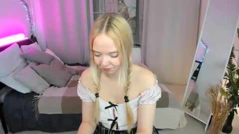 Snapshot of bellamontgomery chatting on October 16, 10:11 pm Bella online show from October 16, 10:11 pm