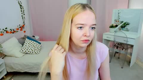 Snapshot of bellamontgomery chatting on October 22, 10:09 pm Bella online show from October 22, 10:09 pm