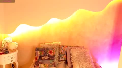 bellarooux online show from March 21, 12:10 pm