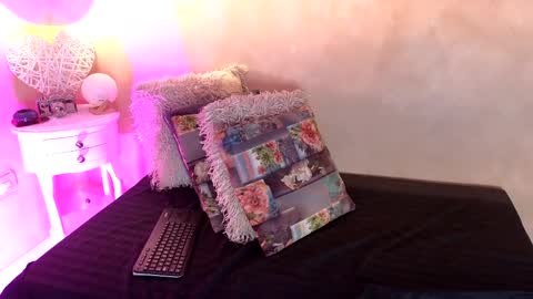 bellarooux online show from April 7, 12:16 pm