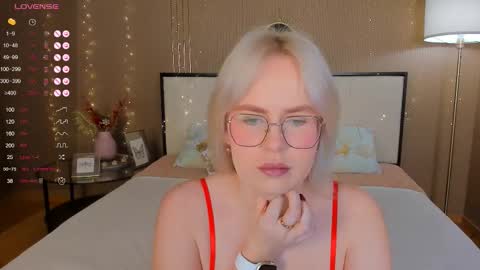 Snapshot of bellatip chatting on December 5, 12:52 am Bella online show from December 5, 12:52 am