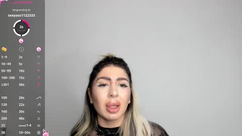 Snapshot of belle_hallle chatting on December 5, 6:22 pm LucyJelly online show from December 5, 6:22 pm