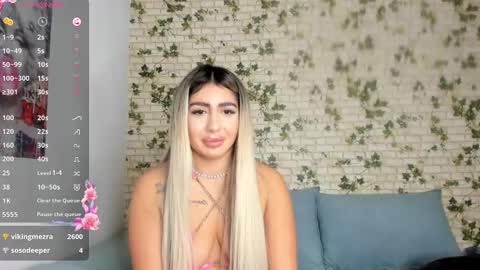 Snapshot of belle_hallle chatting on December 6, 9:02 pm LucyJelly online show from December 6, 9:02 pm