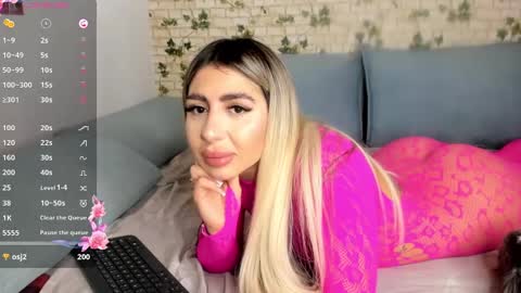 Snapshot of belle_hallle chatting on December 7, 8:05 pm LucyJelly online show from December 7, 8:05 pm