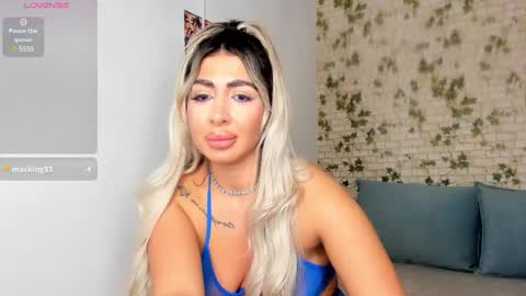 Snapshot of belle_hallle chatting on January 4, 8:59 pm LucyJelly online show from January 4, 8:59 pm