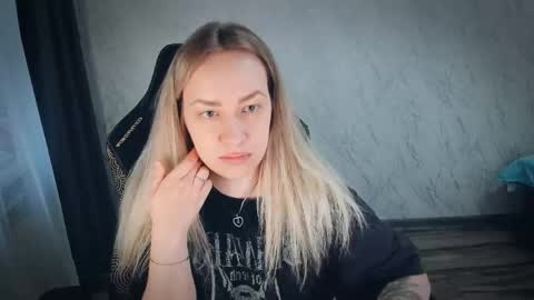 Your Annabelle Wolf  online show from May 25, 6:03 pm