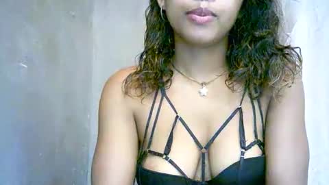 Snapshot of bellibellah chatting on February 23, 6:22 am BelliBellah online show from February 23, 6:22 am