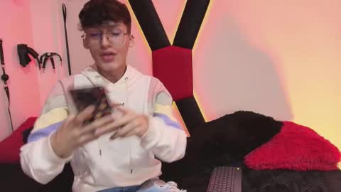 Snapshot of bellmontneon chatting on November 10, 11:20 am Neon online show from November 10, 11:20 am