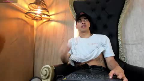 Snapshot of benjamin_more chatting on August 5, 9:39 pm BENJAMIN online show from August 5, 9:39 pm