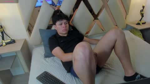 Snapshot of benjamintwink1 chatting on November 19, 7:58 pm BENJAMIN online show from November 19, 7:58 pm