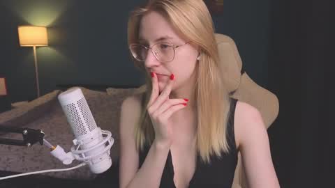 Snapshot of benty_bunny chatting on December 5, 7:49 pm Alice online show from December 5, 7:49 pm