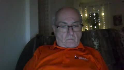 Snapshot of bernard1102 chatting on December 2, 1:33 am bernard1102 online show from December 2, 1:33 am