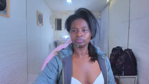 Snapshot of betany_grey chatting on February 13, 5:25 am Betaby grey online show from February 13, 5:25 am