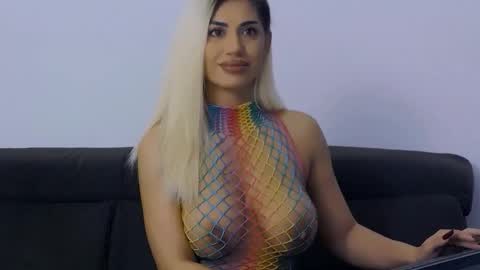 Snapshot of bethierusse chatting on November 6, 2:34 am bethierusse online show from November 6, 2:34 am