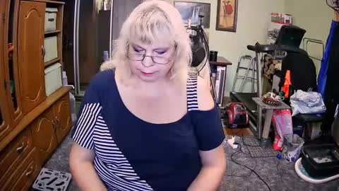 Snapshot of beverlyqcynia chatting on September 18, 11:45 am BeverlyQCynia online show from September 18, 11:45 am