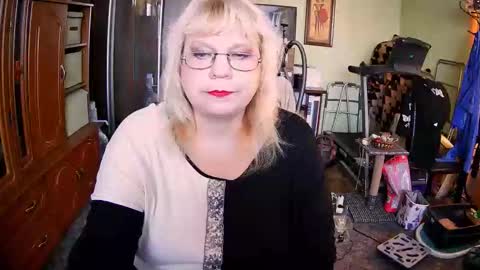 Snapshot of beverlyqcynia chatting on October 4, 11:08 am BeverlyQCynia online show from October 4, 11:08 am