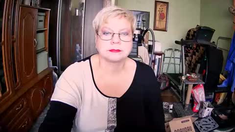 Snapshot of beverlyqcynia chatting on October 5, 10:13 am BeverlyQCynia online show from October 5, 10:13 am
