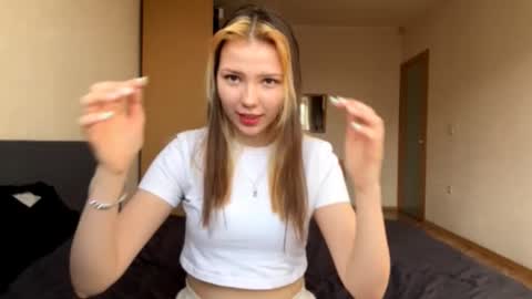 Snapshot of bevvanwoert chatting on February 25, 7:29 am Bella online show from February 25, 7:29 am