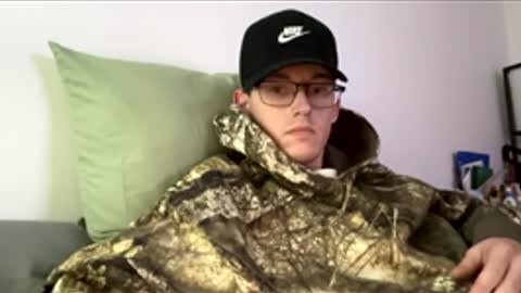 Snapshot of bi_inboston chatting on December 1, 8:41 am Robbie online show from December 1, 8:41 am