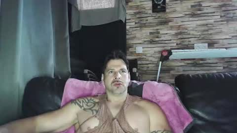 Snapshot of bigboyband chatting on December 15, 9:35 am Bigboyband online show from December 15, 9:35 am