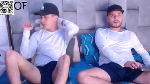 Snapshot of bigcock_couplexxx chatting on October 29, 3:53 am DAVID and JUAN online show from October 29, 3:53 am