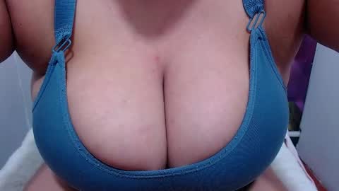 Snapshot of bigg_boobs_xxx chatting on June 5, 11:16 am Sunny online show from June 5, 11:16 am