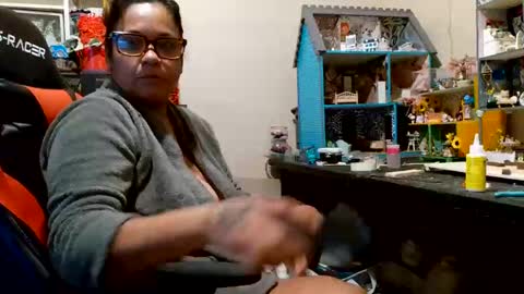 the Mini mami online show from November 14, 8:02 am