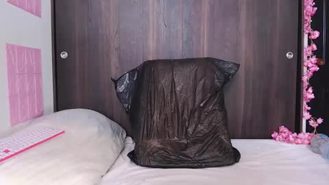 laura online show from December 10, 5:44 pm