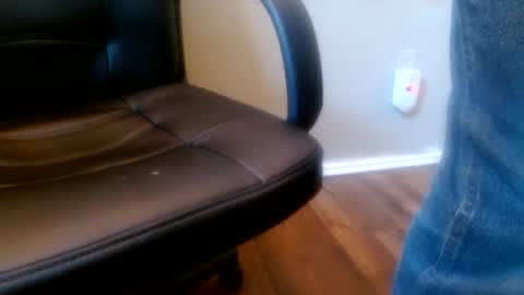 Snapshot of bijhoyle chatting on December 3, 4:17 pm james online show from December 3, 4:17 pm