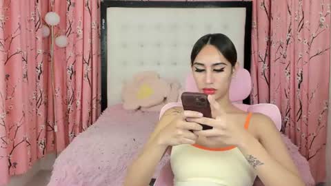 Snapshot of bitchyfarrah_moores chatting on July 11, 12:24 am farrah online show from July 11, 12:24 am