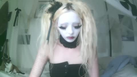 Snapshot of bl0odsyring3 chatting on October 1, 8:04 pm vampire fang online show from October 1, 8:04 pm