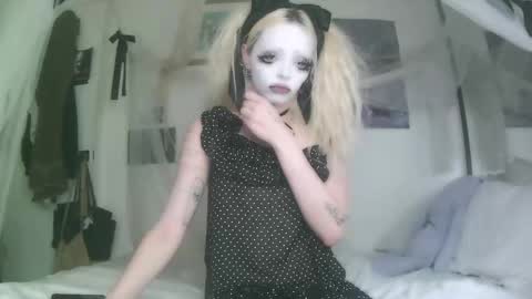 Snapshot of bl0odsyring3 chatting on October 2, 7:10 pm vampire fang online show from October 2, 7:10 pm