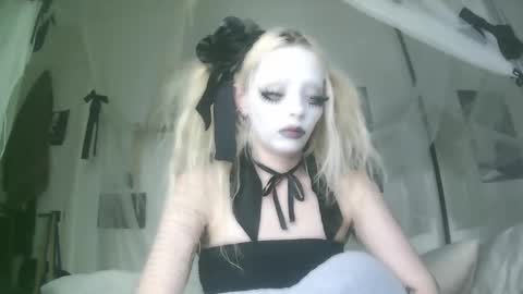 Snapshot of bl0odsyring3 chatting on October 3, 7:00 pm vampire fang online show from October 3, 7:00 pm