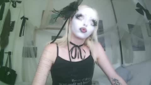 Snapshot of bl0odsyring3 chatting on October 4, 7:01 pm vampire fang online show from October 4, 7:01 pm