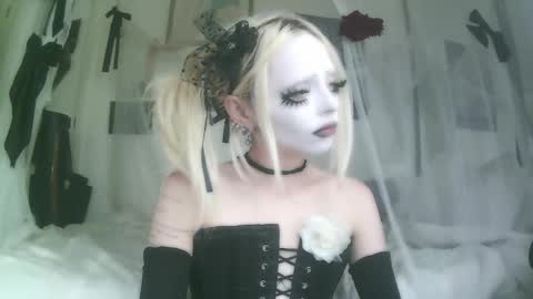 Snapshot of bl0odsyring3 chatting on October 8, 7:22 pm vampire fang online show from October 8, 7:22 pm