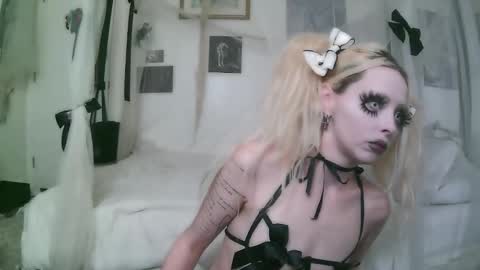 vampire fang  online show from January 9, 7:15 pm