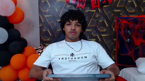 black_king_241 online show from October 29, 2:36 am