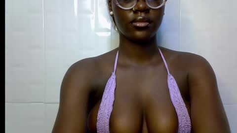 Snapshot of black_petitqueen12 chatting on November 18, 7:24 am BLACK online show from November 18, 7:24 am
