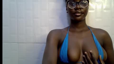Snapshot of black_petitqueen12 chatting on November 25, 7:36 pm BLACK online show from November 25, 7:36 pm