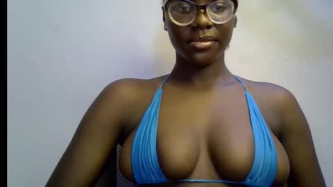 Snapshot of black_petitqueen12 chatting on December 13, 8:47 pm BLACK online show from December 13, 8:47 pm