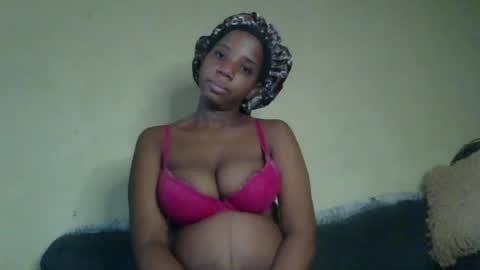 Snapshot of black_queen0111254 chatting on April 20, 8:28 am Blackqueen online show from April 20, 8:28 am