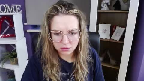 Z O E Y online show from November 17, 6:19 am