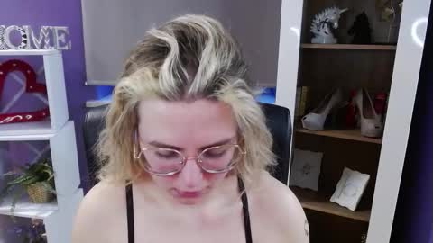 Z O E Y online show from March 6, 5:48 am