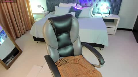 blair_red_ online show from April 1, 12:06 pm