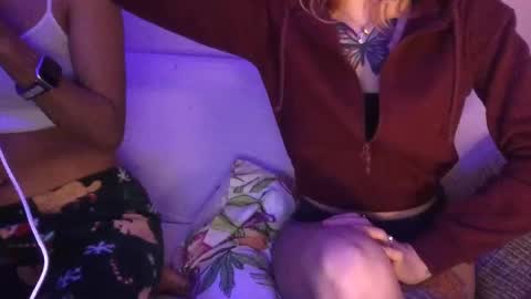 Snapshot of blaze2girls chatting on December 6, 7:10 am 2girls1blunt online show from December 6, 7:10 am