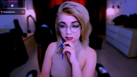 Nicole online show from November 6, 8:04 am